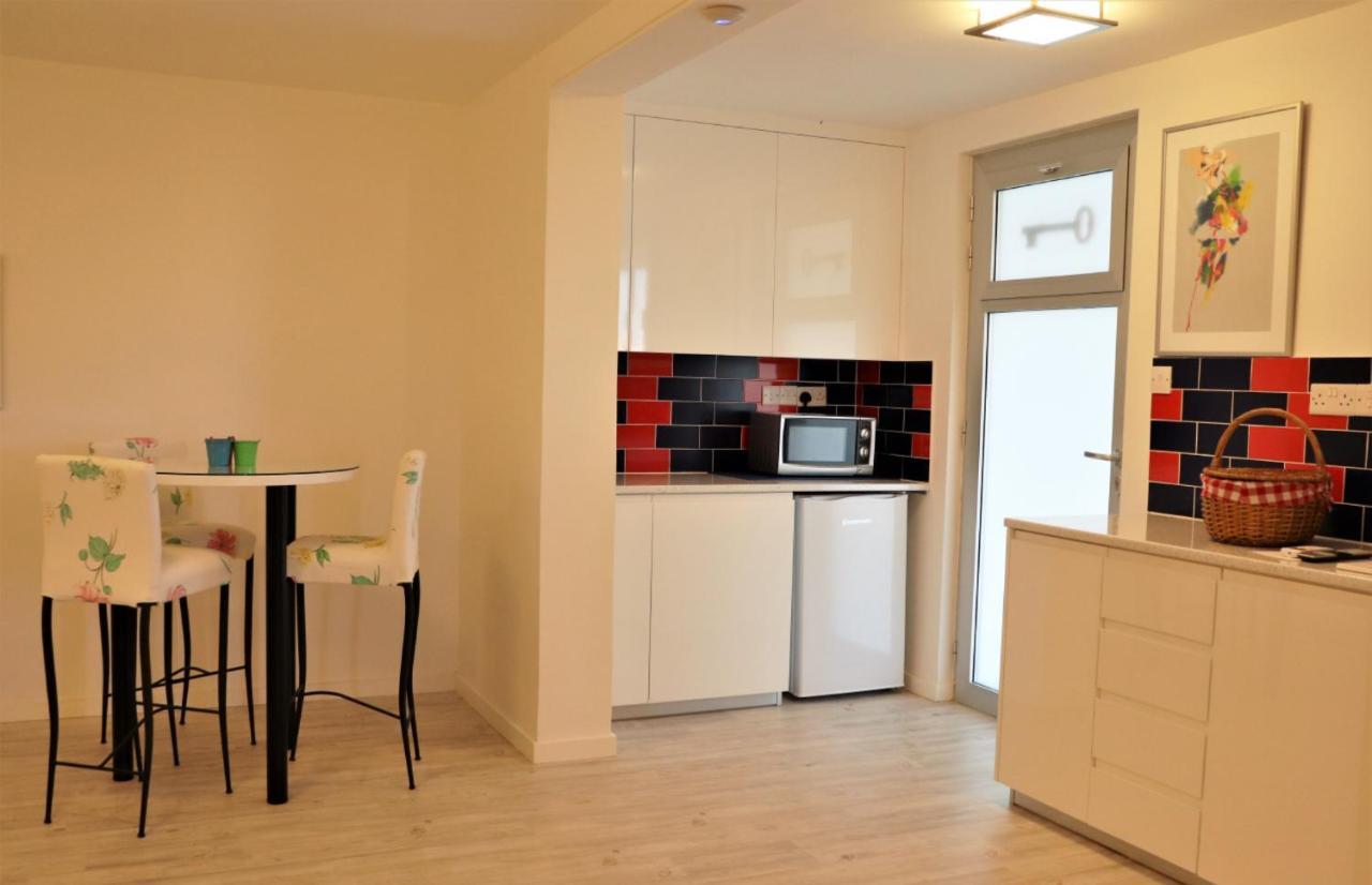 Red Cozy Stay Limassol Eksteriør billede